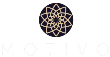 Logotipo da MOTIVO Cosméticos: flor geométrica dourada em círculo azul-marinho e a palavra MOTIVO